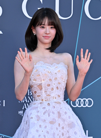 [포토]손인사 건네는 전소영