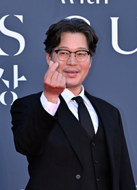 [포토]손하트 만들어 보이는 유재명