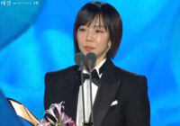 임수정, 어버이날이라 더 먹먹한 수상소감…“떠난 엄마가 나아가라 하는 것 같아”
