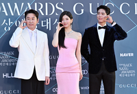 [포토]함께 볼하트 만들어 보이는 신동엽-수지-박보검