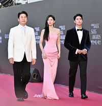 [포토]백상예술대상 레드카펫 밟는 MC 신동엽-수지-박보검
