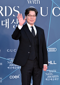 [포토]유재명, ‘백상예술대상’에서 인사드려요!