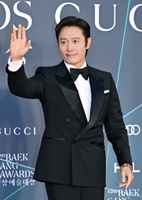 [포토]손인사 건네는 이병헌