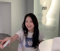 ‘학씨’가 ‘태주’로 바뀐 것 뿐인데…채서안, 전시장서 해맑은 미소