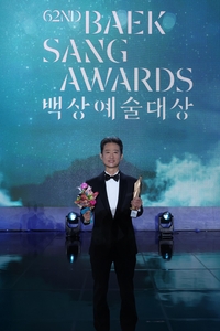 유승목, 마침내 백상을 품었다…오랜 시간을 견딘 배우에게 돌아온 가장 깊은 박수