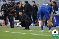 ‘예상 밖 선두’ 부산에 5점 차로 뒤진 수원 삼성, 1년 전 ‘기시감’…여기서 더 벌어지면 위험하다