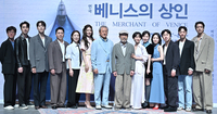 [포토] 포즈 취하는 ‘베니스의 상인’ 감독과 배우들
