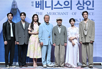 [포토] 포즈 취하는 이승주-카이-최수영-박근형-신구-원진아-이상윤