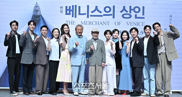 [포토] 신구-박근형, 후배 배우들과 파이팅!