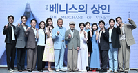 [포토] 신구-박근형, 후배 배우들과 파이팅!