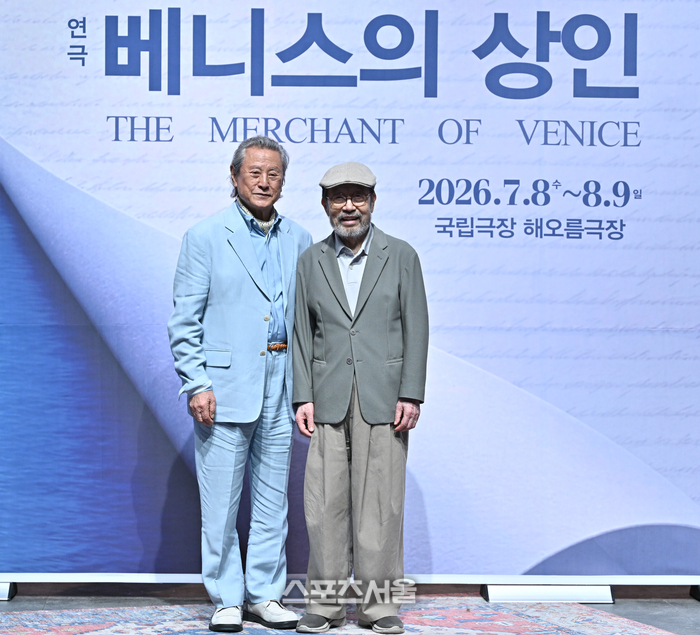 [포토] 포토타임 갖는 ‘베니스의 상인’ 박근형과 신구