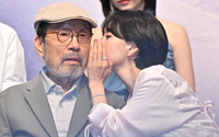[포토] 원진아, 청력 약한 신구에 질문 전달