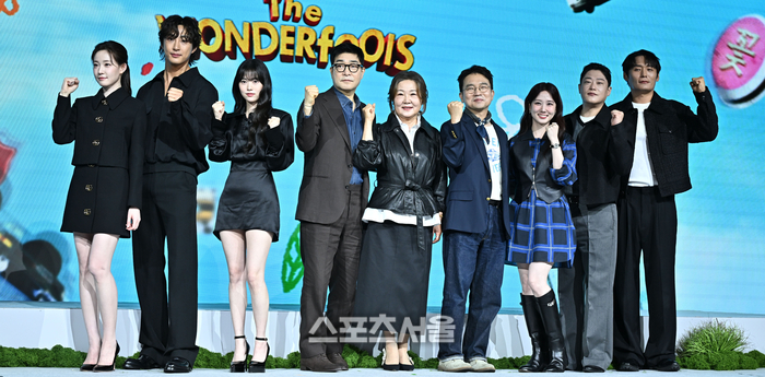 [포토] 파이팅 외치는 ‘원더풀스’ 감독과 배우들