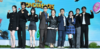 [포토] 파이팅 외치는 ‘원더풀스’ 감독과 배우들