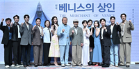 [포토] 파이팅 외치는 ‘베니스의 상인’ 감독과 배우들