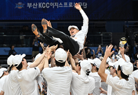[포토] ‘우승’ KCC 선수들이 쏘아 올린 이상민 감독