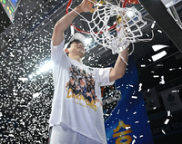 [포토] 그물 자르는 MVP 허훈