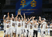 [포토] 우승 트로피 들어올리는 KCC 선수들
