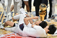 [포토] MVP 허훈 축하하는 허웅