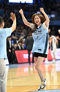 [포토] 솔지 ‘슛 성공했어요’