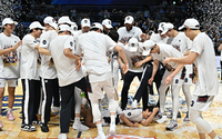 [포토] 격한 축하 받는 MVP 허훈