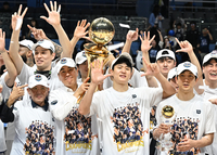 [포토] 이상민 감독 ‘우승트로피 번쩍’