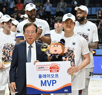 [포토] MVP 수상하는 허훈