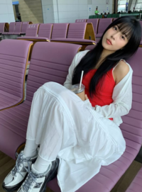 ‘응사 서태지 팬’ 민도희, 공항 민폐 논란에…“다리 짧아 생긴 습관”