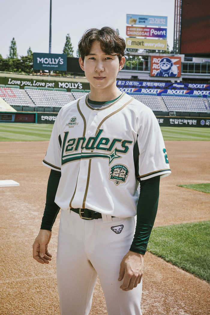KBO 최초 개막 22경기 연속 안타... SSG, 박성한 기념 굿즈 출시