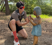 박보검, 트레일러닝 대회 10km 완주…조각상 따라 하며 웃음 선사