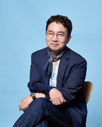 ‘원더풀스’ 유인식 감독의 세기말 상상력 “세상을 구하는 건 결국 바보들” [SS인터뷰]
