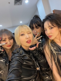 2NE1, 데뷔 17주년 맞아 4인 완전체 회동…내홍 딛고 한자리에