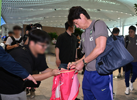 [포토]사인해 주는 홍명보 감독