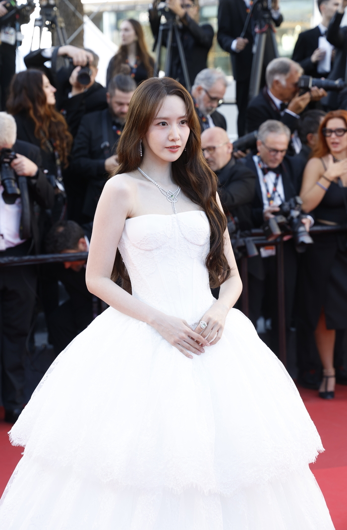 임윤아, ‘화이트 드레스’로 칸 영화제 레드카펫 압도