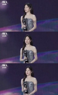 “주호진씨 황동만씨 저 상 받았어요” 대세 배우 고윤정 ASEA 베스트 캐릭터·OTT 아티스트 상 2관왕