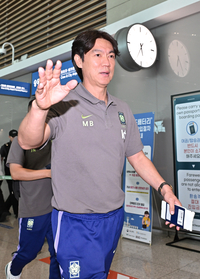 [포토]월드컵 준비 위해 출국하는 홍명보 감독