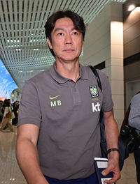 [포토]미국 솔트레이크시티 사전 캠프로 출발하는 홍명보 감독