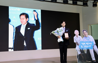 ‘故 안성기 차남’ 안필립, 유니세프 감사패 대리 수상 “아버지 영전에 바친다”