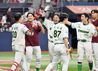 [포토]끝내기 홈런의 기쁨을 나누는 키움 김웅빈