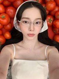 에스파 카리나, 광고 촬영장서 빛난 상큼 미소…토마토보다 싱그러운 비주얼