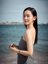 칸의 해변 밝힌 신현빈, 청량감 넘치는 독보적 분위기