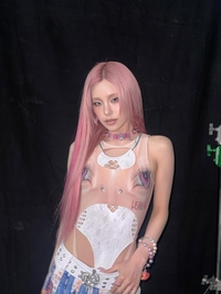 있지 예지, 큼직한 눈동자 그려진 강렬한 키치룩