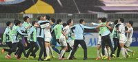 [포토] 승리 후 환호하는 북한 내고향축구단 선수들