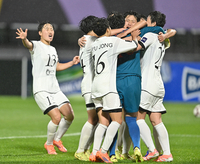 [포토] 지소연 PK 실축에 환호하는 내고향축구단