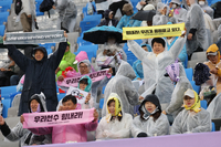 ‘매진’ 실패, 공식 관중 5763명…공동 응원단 “내고향” 외침에 ‘우리 선수 힘내라’ 플래카드 속 폭우 여파로 곳곳 ‘빈 자리’[SS현장]