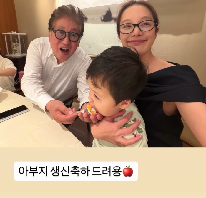 황보라, 시험관 끝 얻은 아들과 김용건 팔순 축하... "아부지 생신 축하드려요"[★SNS]