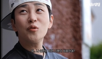 딘딘, 결혼한 친구 위해 캐리어 가득 채웠다…“15년 만이지, 우리?”