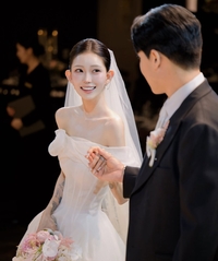 최준희, 외할머니 품에 안겼다…불화설 넘어선 본식 순간 [★SNS]