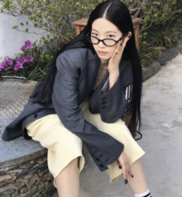 르세라핌 카즈하, 재킷 속 명품 복근 자랑