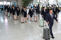 AWCL 우승한 北 내고향축구단, 환영단 환호 속 ‘무표정’으로 출국